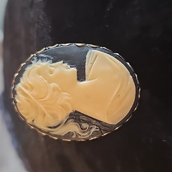 Jewelry - BEAUTIFUL CAMEO VERY OLD BUT IN BEAUTIFUL CONDITION